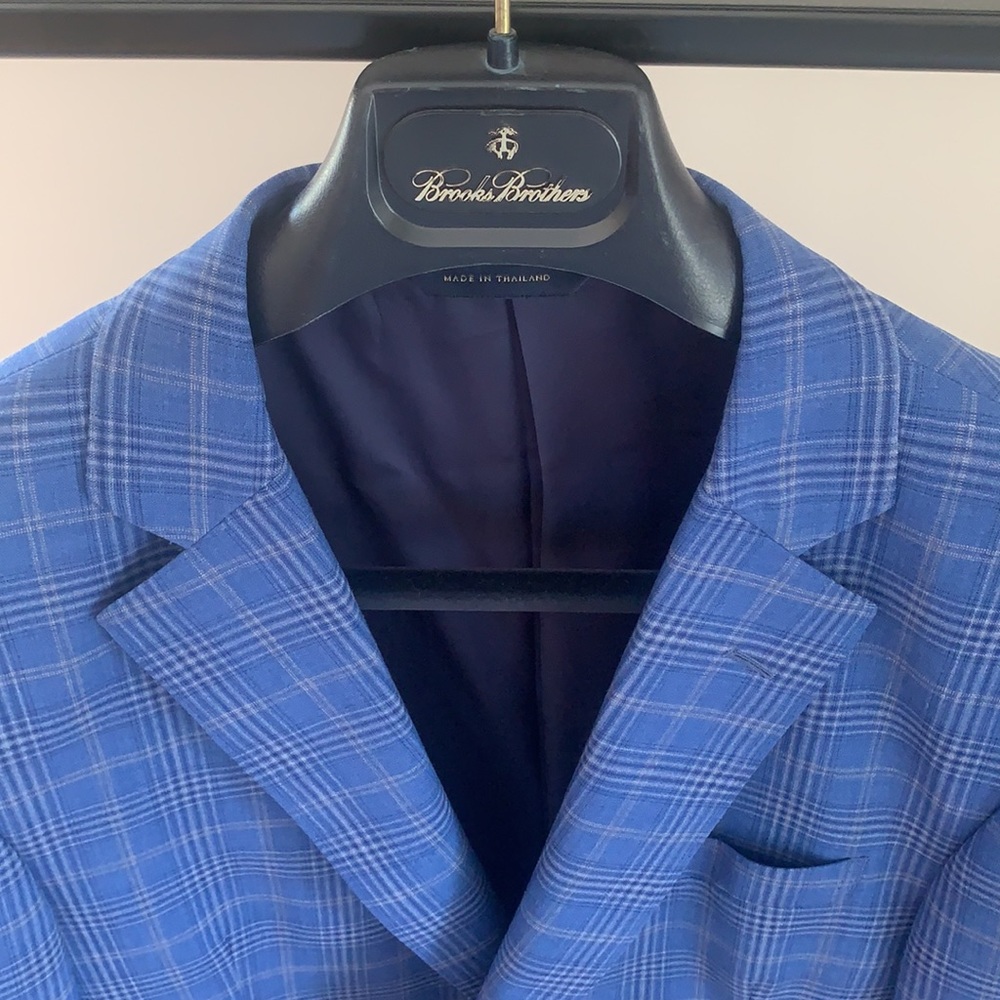 Brooks Brothers Reda sports coat. Size 40R US sizing.